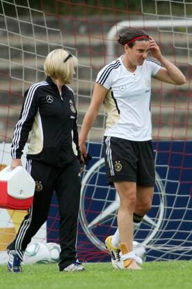 12.06.2010, Frauenfußball-Nationalmannschaft, Training, Lehrgang in Neu-Isenburg. Birgit Prinz verletzt. Links Physiotherapeutin Christel Arbini.
