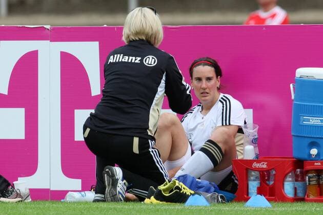 12.06.2010, Frauenfußball-Nationalmannschaft, Training, Lehrgang in Neu-Isenburg. Birgit Prinz verletzt. Links Physiotherapeutin Christel Arbini.