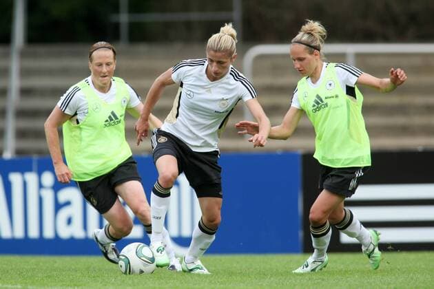 12.06.2010, Frauenfußball-Nationalmannschaft, Training, Lehrgang in Neu-Isenburg. Melanie Behringer (L), Bianca Schmidt (M), Babett Peter.