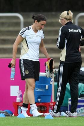 12.06.2010, Frauenfußball-Nationalmannschaft, Training, Lehrgang in Neu-Isenburg. Birgit Prinz verletzt.