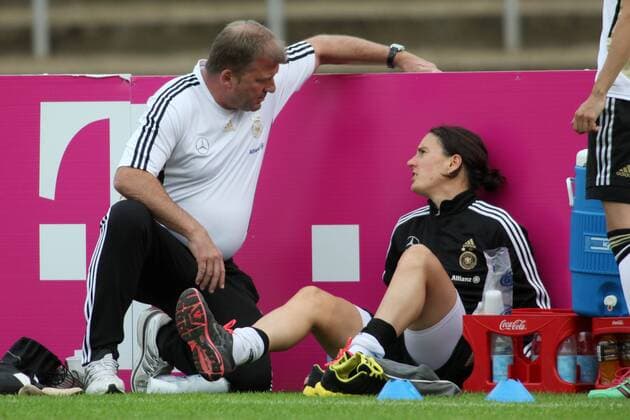 12.06.2010, Frauenfußball-Nationalmannschaft, Training, Lehrgang in Neu-Isenburg. Birgit Prinz verletzt. Arzt Ulrich Schmieden.