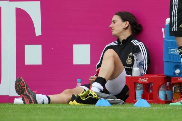12.06.2010, Frauenfußball-Nationalmannschaft, Training, Lehrgang in Neu-Isenburg. Birgit Prinz verletzt.