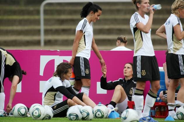 12.06.2010, Frauenfußball-Nationalmannschaft, Training, Lehrgang in Neu-Isenburg. Birgit Prinz sitzt verletzt am Boden. Links Nadine Angerer, Mitte Lira Bajramaj.