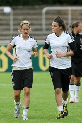 12.06.2010, Frauenfußball-Nationalmannschaft, Training, Lehrgang in Neu-Isenburg. Saskia Bartusiak (L), Nadine Angerer.