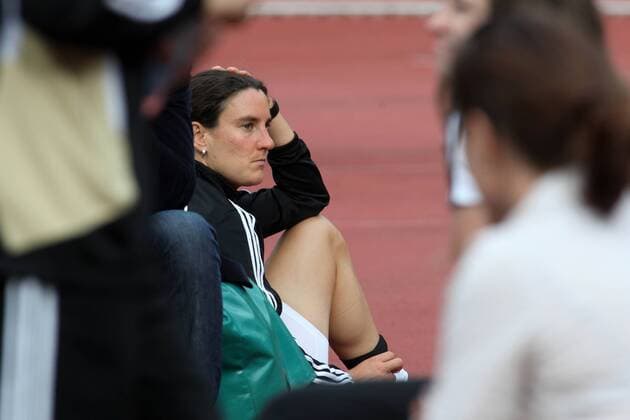 12.06.2010, Frauenfußball-Nationalmannschaft, Training, Lehrgang in Neu-Isenburg. Birgit Prinz verletzt.