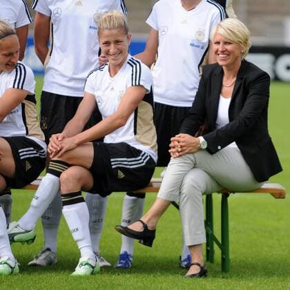 12.06.2011 FIFA Frauen WM Training Training der Deutschen Nationalmannschaft in Neu-Isenburg Bianca Schmidt (GER) und , Doris Fitschen (Managerin) mit damenhafter Haltung