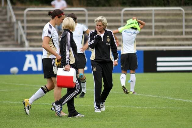 12.06.2011 FIFA Frauen WM Training in Neu-Isenburg Aktion, Verletzung Nationalspielerin Birgit Prinz (GER) wird beim Training verletzt, mit Eisbeutel am Knöchel geht sie vom Platz, Trainerin Silvia Neid ist entsetzt