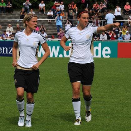 12.06.2011 FIFA Frauen WM, Training Training der Deutschen Nationalmannschaft der Deutschen Nationalmannschaft in Neu-Isenburg Saskia Bartusiak und Birgit Prinz (GER) beim warmlaufen