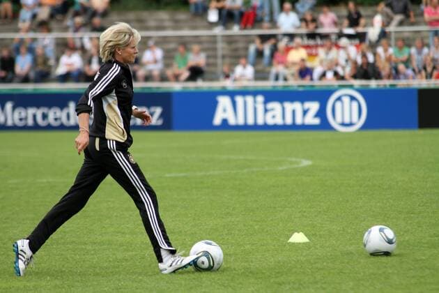 12.06.2011 FIFA Frauen WM Training in Neu-Isenburg Aktion, Freisteller DFB Bundestrainerin Silvia Neid (GER) ganz dynamisch