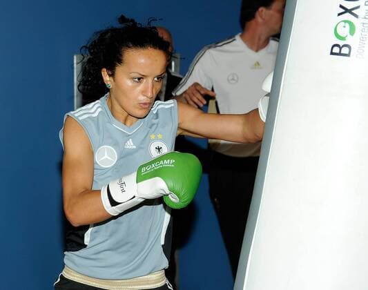 Fatmire Lira BAJRAMAJ (GER) bei Training mit Boxhandschuhen am Sandsack; Fussball Nationalmannschaft Frauen Training in Frankfurt am Main Deutschland,