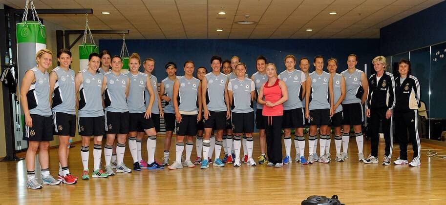 Die deutsche Frauen-Nationalmannschaft mit der ehemaligen Box-Weltmeisterin Regina HALMICH (GER, 8. v.r., rotes Trikot); Fussball Nationalmannschaft Frauen Training mit Boxweltmeisterin Regina Halmich , am 13.06.2011 in Frankfurt am Main Deutschland,