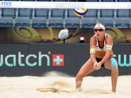 BEACHVOLLEYBALL - FIVB WM 2011 ROM,ITALIEN,13.JUN.11 - DIVERS, BEACH VOLLEYBALL - FIVB Weltmeisterschaft, Damen. Bild zeigt Stefanie Schwaiger (AUT). 