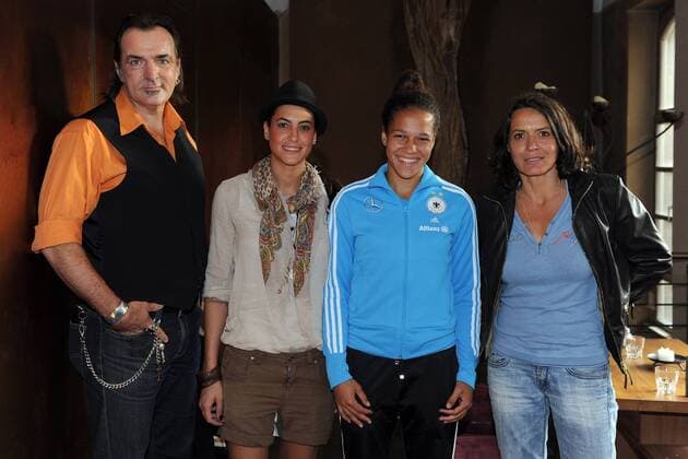 Fussball Frauen-Nationalmannschaft beim Kinobesuch am 14.06.2011 in Frankfurt am Main Die deutsche Frauen-Nationalmannschaft schaut sich einen Preview vom Tatort Im Abseits in einem Frankfurter Kino an. Celia Okoyino da Mbabi poses with actor Andreas Hoppe, actress Filiz Koc and actress Ulrike Folkerts during the German Women National Team Tatort preview at cinema Orfeos Erben on June 14, 2011 in Frankfurt am Main, Germany.