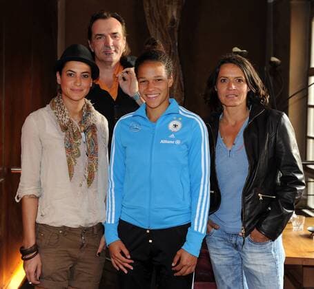 Fussball Frauen-Nationalmannschaft beim Kinobesuch am 14.06.2011 in Frankfurt am Main Die deutsche Frauen-Nationalmannschaft schaut sich einen Preview vom Tatort Im Abseits in einem Frankfurter Kino an. Celia Okoyino da Mbabi poses with actor Andreas Hoppe, actress Filiz Koc and actress Ulrike Folkerts during the German Women National Team Tatort preview at cinema Orfeos Erben on June 14, 2011 in Frankfurt am Main, Germany.