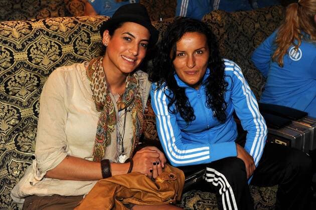 Fussball Frauen-Nationalmannschaft beim Kinobesuch am 14.06.2011 in Frankfurt am Main Die deutsche Frauen-Nationalmannschaft schaut sich einen Preview vom Tatort Im Abseits in einem Frankfurter Kino an. Fatmire Bajramaj is seen with actress Filiz Koc during the German Women National Team Tatort preview at cinema Orfeos Erben on June 14, 2011 in Frankfurt am Main, Germany.