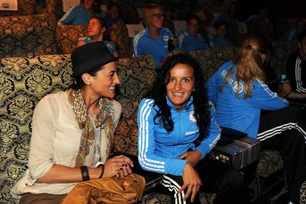 Fussball Frauen-Nationalmannschaft beim Kinobesuch am 14.06.2011 in Frankfurt am Main Die deutsche Frauen-Nationalmannschaft schaut sich einen Preview vom Tatort Im Abseits in einem Frankfurter Kino an. Fatmire Bajramaj is seen with actress Filiz Koc during the German Women National Team Tatort preview at cinema Orfeos Erben on June 14, 2011 in Frankfurt am Main, Germany.
