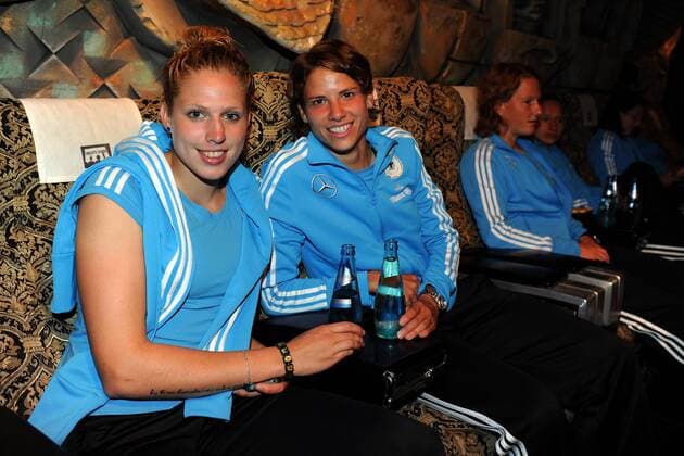 Fussball Frauen-Nationalmannschaft beim Kinobesuch am 14.06.2011 in Frankfurt am Main Die deutsche Frauen-Nationalmannschaft schaut sich einen Preview vom Tatort Im Abseits in einem Frankfurter Kino an. Kim Kulig is seen with team mate Annike Krahn during the German Women National Team Tatort preview at cinema Orfeos Erben on June 14, 2011 in Frankfurt am Main, Germany.