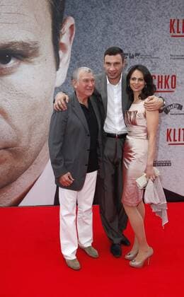 Vitali Klitschko mit seiner Ehefrau Natalia Klitschko, und dem Boxtrainer Fritz Sdunek bei der Premiere des Dokumentarfilmes Klitschko in Essen am 14.06.2011 Klitschko Premiere Essen 2011  Frau Familie privat