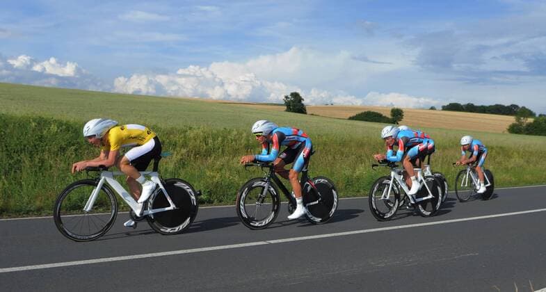 14.06.2011 Streufdorf 36.Thüringen -Rundfahrt 2.Etappe - Mannschaftszeitfahren über 22km Sieger die Mannschaft JAI Team Jayco-AIS mit dem Gesamtf. Jay Mc Carthy in Gelb ( alle AUS) Aktion quer