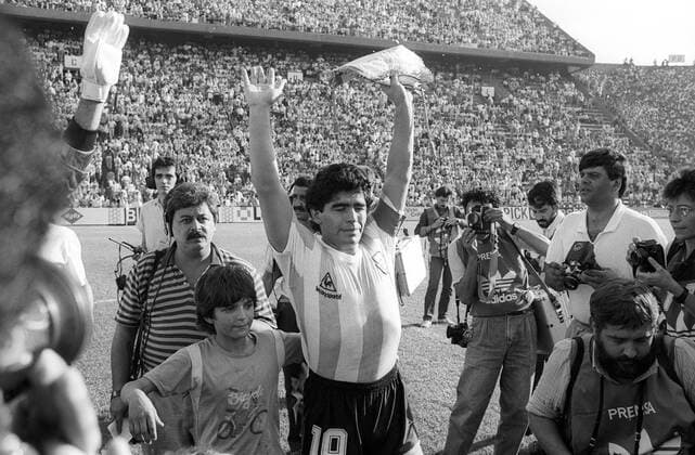 Diego Armando Maradona (Argentinien, Mitte) Freude Vorstellung Mannschaftsvorstellung Fotograf, Sportfotograf Medieninteresse