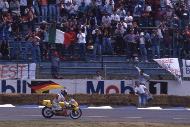 Dirk RAUDIES, Deutschland, Motorradfahrer, 125ccm-Klasse, auf Honda, jubelt, Jubel, fährt eine Ehrenrunde mit der deutschen Flagge auf dem Hockenheimring, 1994.