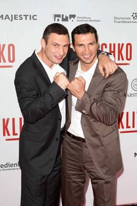 Vitali Klitschko (L) und Wladimir Klitschko bei der Klitschko Kino Premiere am 15.6.2011 in Berlin Klitschko Kinopremiere in Berlin, 2011  o0 privat Familie Bruder Gebrüder