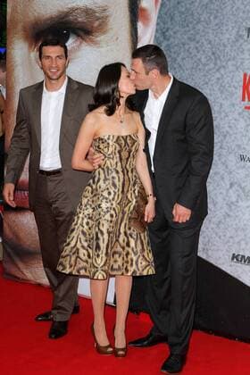 Vitali Klitschko (R) mit seiner Ehefrau Natalie und Wladimir Klitschko bei der Klitschko Kino Premiere am 15.6.2011 in Berlin Klitschko Kinopremiere in Berlin, 2011  o0 Frau Familie