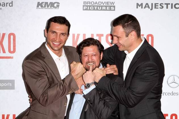 Vitali Klitschko (R) und Wladimir Klitschko mit Regisseur Sebstian Dehnhardt (mi.) bei der Klitschko Kino Premiere am 15.6.2011 in Berlin Klitschko Kinopremiere in Berlin, 2011 