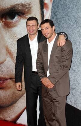 Vitali Klitschko (L) und Wladimir Klitschko bei der Klitschko Kino Premiere am 15.6.2011 in Berlin Klitschko Kinopremiere in Berlin, 2011 