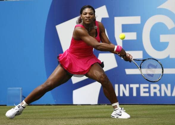 EASTBOURNE, June 15, 2011 -- Serena Williams of the United States returns a shot during her second-round match in 2011 s AEGON International in Eastbourne, Britain, June 15, 2011. Serena Williams lost 1-2. 