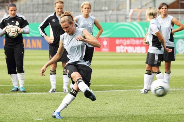SIMONE LAUDEHR ABSCHLUSSTRAINING DER DEUTSCHEN FUSSBALLNATIONALMANNSCHAFT DER FRAUEN MAINZ 15.6.11