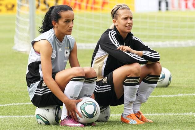 FATMIRE BAJRAMAJ, LENA GOESSLING ABSCHLUSSTRAINING DER DEUTSCHEN FUSSBALLNATIONALMANNSCHAFT DER FRAUEN MAINZ 15.6.11