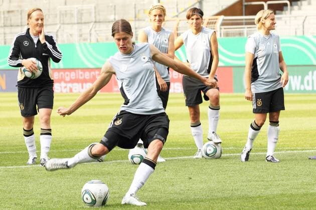KERSTIN GAREFREKES ABSCHLUSSTRAINING DER DEUTSCHEN FUSSBALLNATIONALMANNSCHAFT DER FRAUEN MAINZ 15.6.11