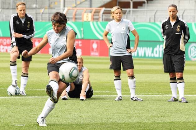ARIANE HINGST ABSCHLUSSTRAINING DER DEUTSCHEN FUSSBALLNATIONALMANNSCHAFT DER FRAUEN MAINZ 15.6.11