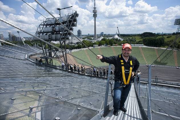 Die FDP München läd zu einer Olympiastadion Dachtour mit Rodelolympiasieger Georg Hackl - Olympiapark, München. 15.06.2011 o0 GER