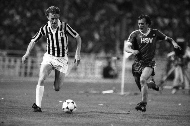 Zbigniew Boniek (Juventus Turin, li.) gegen Bernd Wehmeyer (HSV) Aktion Duell
