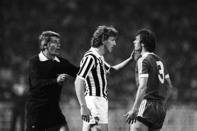 Zbigniew Boniek (Juventus Turin, Mitte) im Gespräch mit Bernd Wehmeyer (HSV, re.), daneben Schiedsrichter Nicolae Reinea (Rumänien) Aktion reklamieren, beschweren, meckern