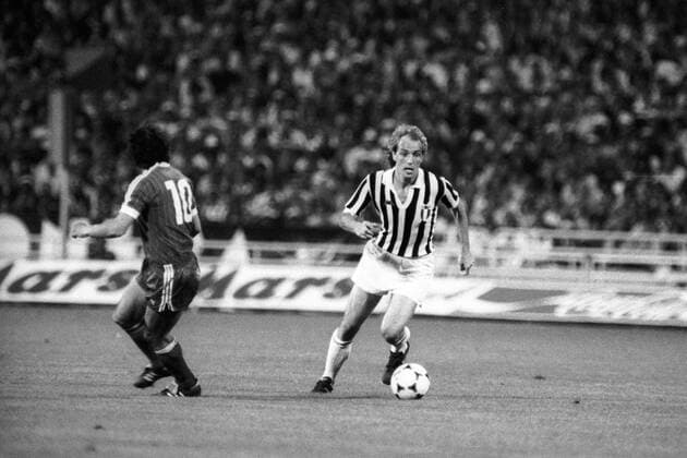 Roberto Bettega (Juventus Turin) am Ball, li.: Felix Magath Aktion