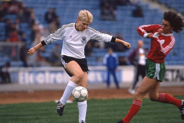 Doris FITSCHEN,, links, Deutschland, Fussball-Nationalspielerin, Aktion, Zweikampf, Gegenspielerin nicht identifiziert, 15.04.1989.