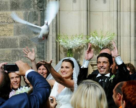 Czech model Alena Seredova (left) got married in Prague with Italian soccer player Gianluigi Buffon (Juventus Turin, right) on June 16, 2011. (CTKxPhoto VeronikaxSimkova)  CTKPhoto43201106160502401 o0 kurios Tiere weiße Taube Friedenstaube