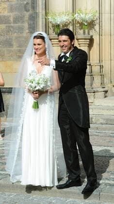 Czech model Alena Seredova (left) got married in Prague with Italian soccer player Gianluigi Buffon (Juventus Turin, right) on June 16, 2011. (CTKxPhoto VeronikaxSimkova)  CTKPhoto444201106160504501