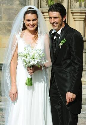 Czech model Alena Seredova (left) got married in Prague with Italian soccer player Gianluigi Buffon (Juventus Turin, right) on June 16, 2011. (CTKxPhoto VeronikaxSimkova)  CTKPhoto445201106160508101