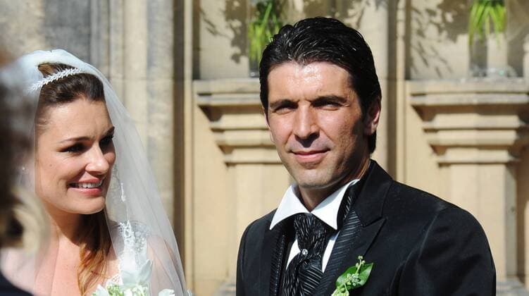 Czech model Alena Seredova (left) got married in Prague with Italian soccer player Gianluigi Buffon (Juventus Turin, right) on June 16, 2011. (CTKxPhoto VeronikaxSimkova)  CTKPhoto443201106160504201