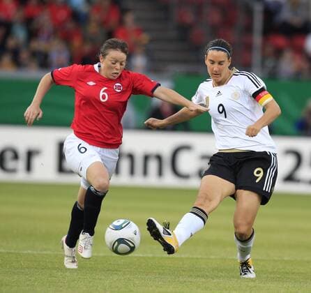 16.06.2011, Mainz - Freundschaftsspiel 2011 - Deutland vs Norwegen 3:0 --- Lise Marie Woods, Birgit Prinz