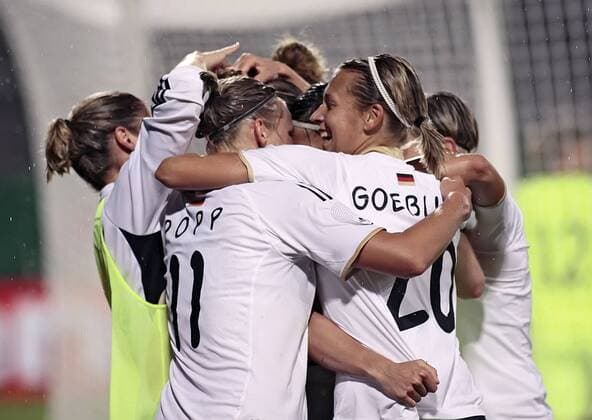 Jubel bei den Deutschen Frauen nach dem Tor zum 1:0. Frauenfussball Testspiel zur FIFA Frauen Weltmeisterschaft, Deutschland - Norwegen, 16.06.2011, Stadion am Bruchweg Mainz,