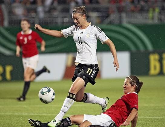 v.l. Alexandra Popp (Deutschland) erzielt das Tor zum 2:0, rechts Runa Vikestad (Norwegen) Frauenfussball Testspiel zur FIFA Frauen Weltmeisterschaft, Deutschland - Norwegen, 16.06.2011, Stadion am Bruchweg Mainz,