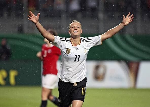 Jubel bei Alexandra Popp (Deutschland) nach dem Tor zum 2:0. Frauenfussball Testspiel zur FIFA Frauen Weltmeisterschaft, Deutschland - Norwegen, 16.06.2011, Stadion am Bruchweg Mainz,