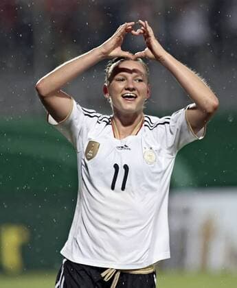 Jubel bei Alexandra Popp (Deutschland) nach dem Tor zum 2:0. Frauenfussball Testspiel zur FIFA Frauen Weltmeisterschaft, Deutschland - Norwegen, 16.06.2011, Stadion am Bruchweg Mainz,
