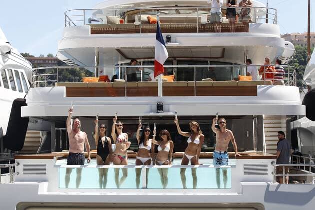 Motorsports: FIA Formula One World Championship 2011, Grand Prix of Monaco, girls on boat, Yacht xHOCHxZWEIx o0 Bikini Yacht Fan sexy weiblich, Frau