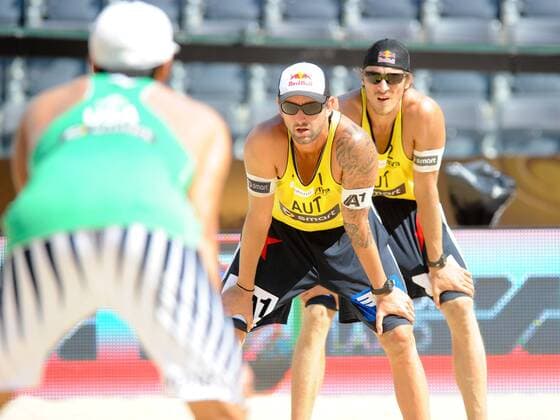 BEACHVOLLEYBALL - FIVB WM 2011 ROM,ITALIEN,17.JUN.11 - DIVERS, BEACH VOLLEYBALL - FIVB Weltmeisterschaften, Herren. Bild zeigt Kevin Wong (USA), Clemens Doppler und Matthias Mellitzer (AUT). 